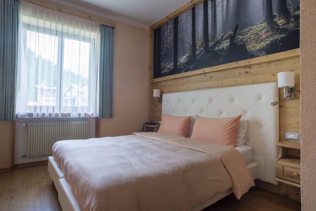 The Rododendro-Genziana rooms are on the ground floor with a view of with of the forest or the Tre Cime di Lavaredo, other on the first floor with a view of the Popena Valley.