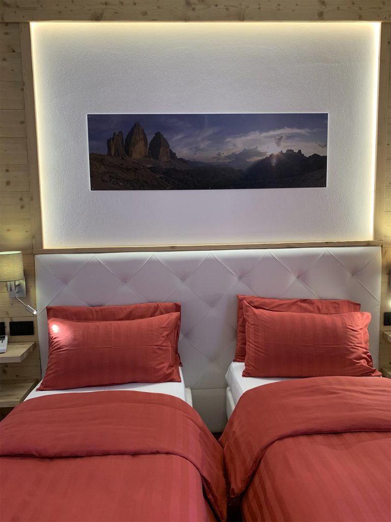 All the Stella Alpina rooms are on the first floor with a partial view of the lake and on the splendid Three peaks Lavaredo and are equipped with a small terrace.