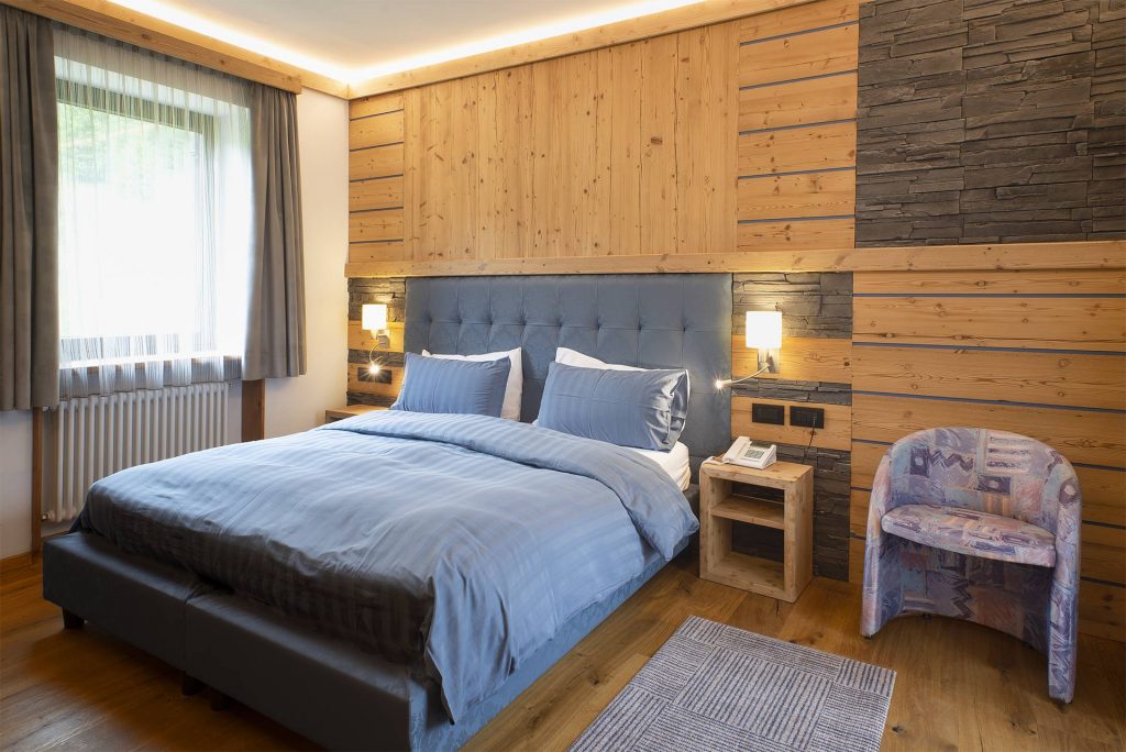 Stella Alpina Comfort rooms are located on the first floor, the balconies have panoramic views of the magnificent Lake Misurina or the Sorapiss mountain range.